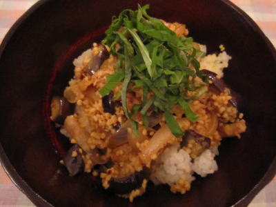 きびそぼろ丼（みそ汁付き）