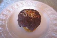 ナッツのマフィン・チョコソースがけ